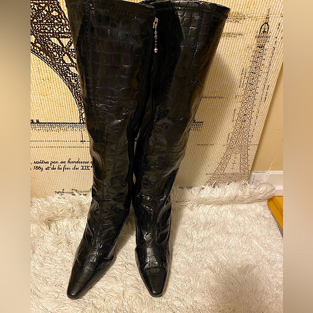 🖤Gorgeous Design Expressions Long Boots 👢 in Black with Pretty Side Buckles🖤